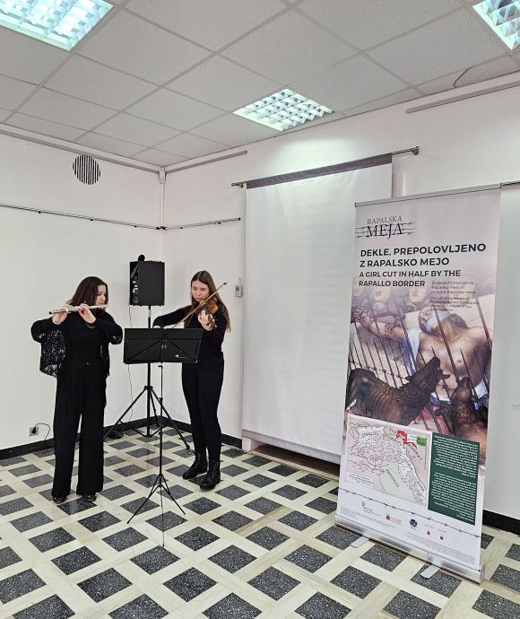 Tina Božič, violina, in Jana Ilić, flavta