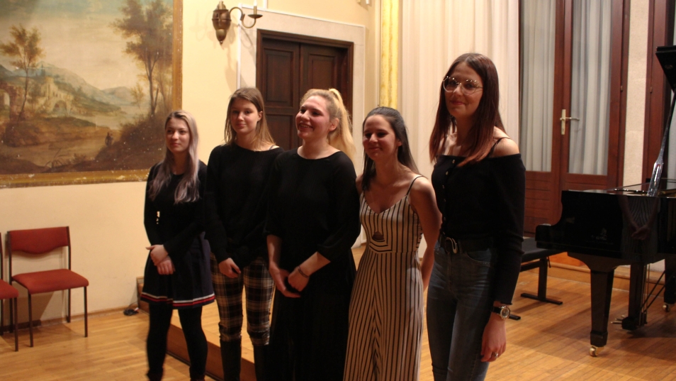 5_koncert_likovna_razstava (17)