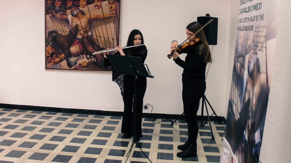Tina Božič, violina, in Jana Ilić, flavta